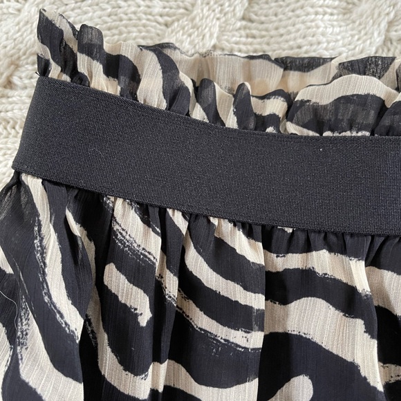 H&M Crinkled Chiffon Short Skirt, Size 6 - Picture 6 of 9